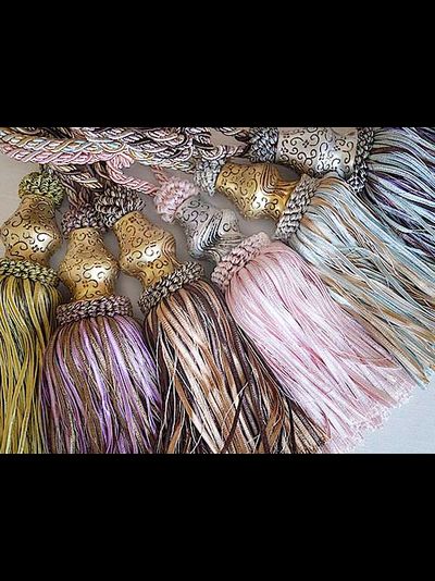 Золоченая декоративная кисть для портьер с лентами, много цветов в наличии на складе. Доставка