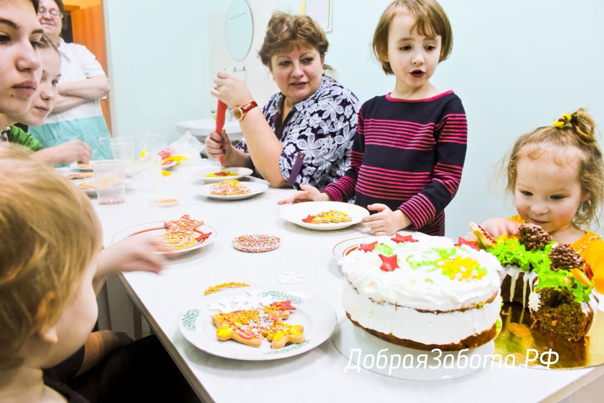 Мастер класс по декору новогодних пряников в Соликамском детском доме - Добрая забота.рф