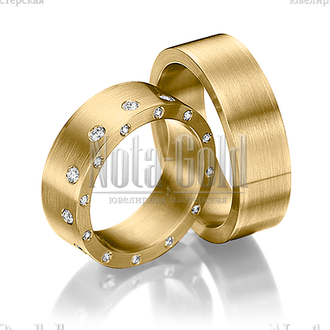 Обручальные кольца из жёлтого золота с бриллиантами в женском кольце гладкие, широкие, с мелкотекстурной поверхностью