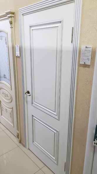 Межкомнатная дверь "Итало (Багет 32)" эмаль белая с патиной серебро (стекло)