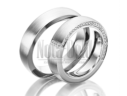 Обручальные кольца из белого золота с бриллиантами в женском кольце гладкие, с шершавой поверхностью