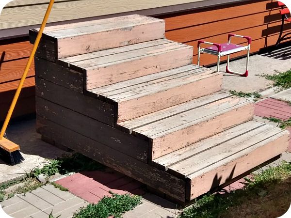 Лестница в дом на металлокаркасе