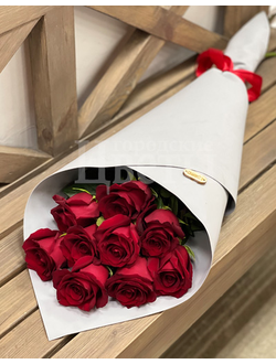 9 красных роз в крафт-бумаге