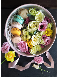 Коробка с цветами и сладостями, цветы и сладости в наборе, подарок любимой, пирожные и цветы
