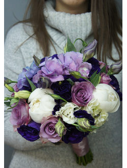 Сиреневый свадебный букет: пионы, гортензия, сиреневые розы, лизиантус (эустома)