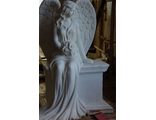 Скульптура женщины с Ангелом