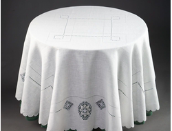 Белая круглая льняная красивая скатерть на стол диаметр 190 см с ручной вышивкой