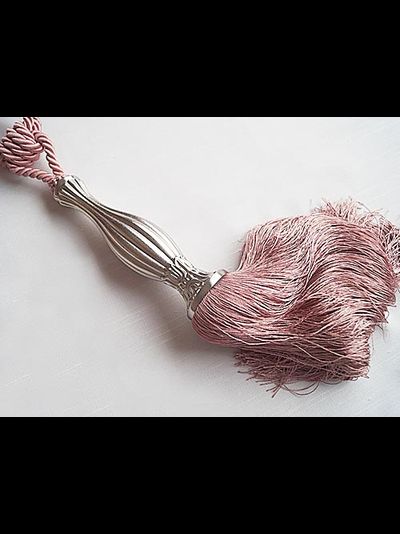 Кисть для штор:  металл и роскошная вискозная юбочка припудренного розового цвета - классика в моде!