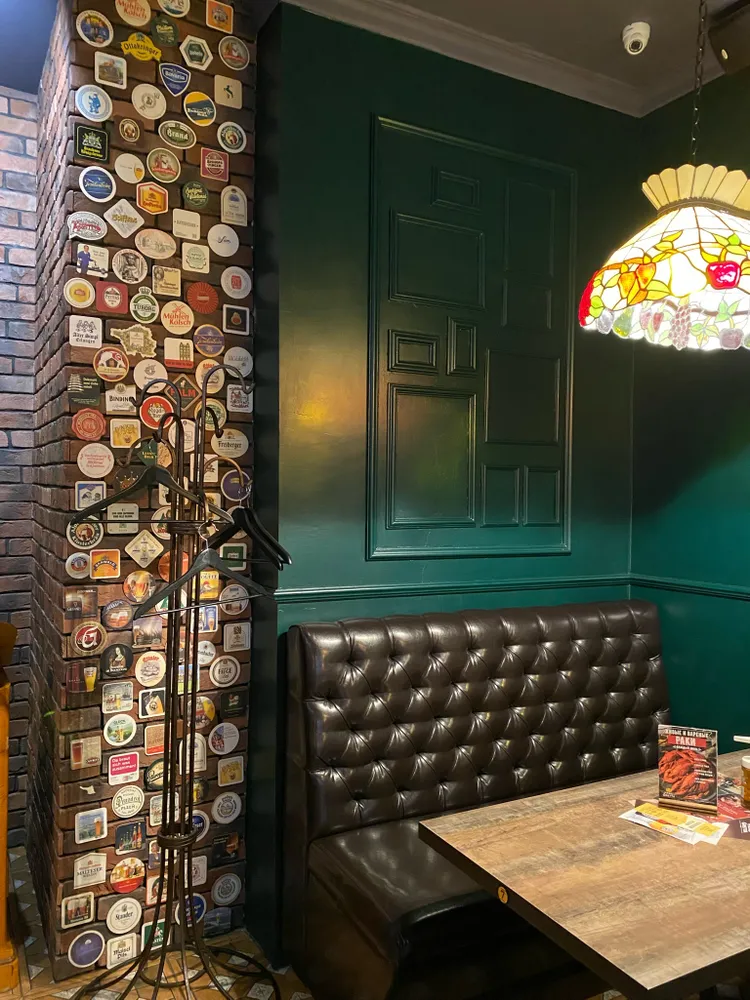 Мягкая зона.
Вместимость 6-7 человек. Можно поставить стул с торца.