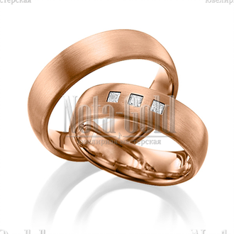 Классические обручальные кольца из красного золота с тремя бриллиантами в женском кольце