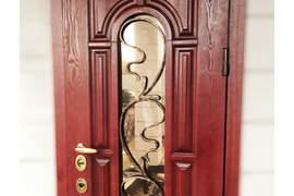 Входная стальная дверь со стеклопакетом и кованой решёткой. дверные накладки из массива ясеня.  пос. малиновка