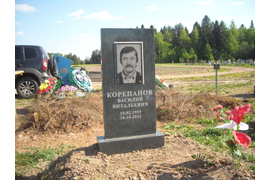 Зеленый гранит 800х400 на фундаменте