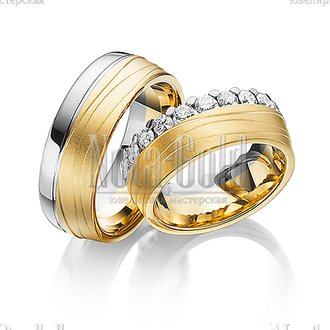 Обручальные кольца из жёлтого и белого золота с бриллиантами в женском кольце с глянцевой и ма