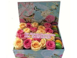 21 роза в подарочной коробке с 8-ми макарунами