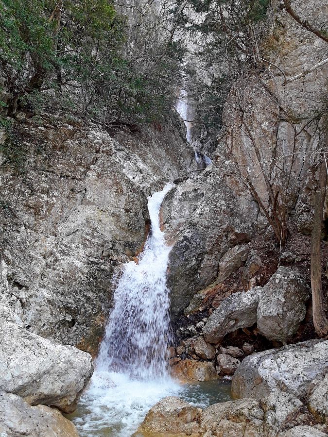 Активный тур в горы Крыма весной, Зимний водопад Бойка