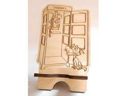 Настольная подставка для телефона изготовлена из  дерева сувенир подарок