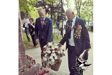 Возложение цветов к памятнику погибшим в годы Великой Отечественной войны на улице Инициативной