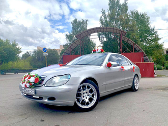 Комплект свадебных украшений на машину "Красно-белые розы"