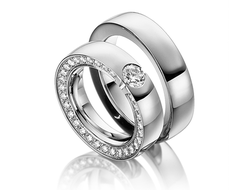 Обручальные кольца из белого золота с бриллиантами в женском кольце гладкие с поперечной полосой