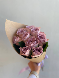 Букет из фиолетовых роз, букет из сиреневых роз, букет в крафт-бумаге, букет в бумажной упаковке
