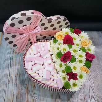 Сердце-коробка с маршмеллоу и цветами