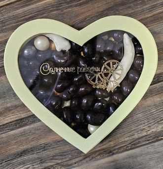 Сердце орехи и ягоды в бельгийском шоколаде