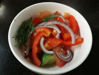 Салат из сладкого перца и овощей