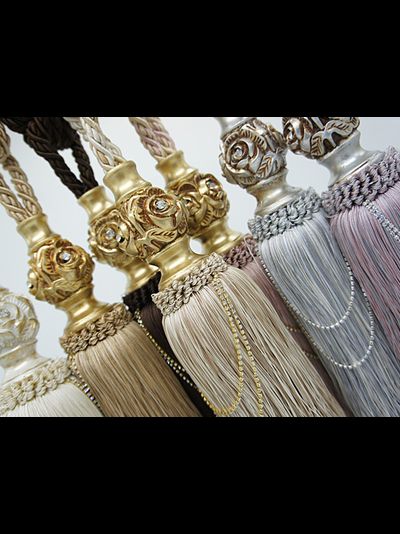 Функциональная кисть-подхват с розочкой, украшенная стразами