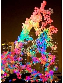 Облако из 300 светящихся шаров с гелием