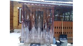 ПВХ завеса на входе веранды для защиты от дождя и снега