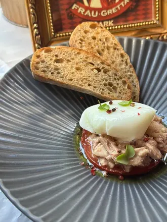 Печень трески с запеченными томатами и яйцом пашот