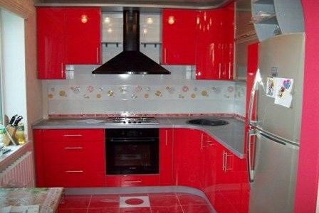 Кухня в "хрущевке". Глянцевые красные фасады.