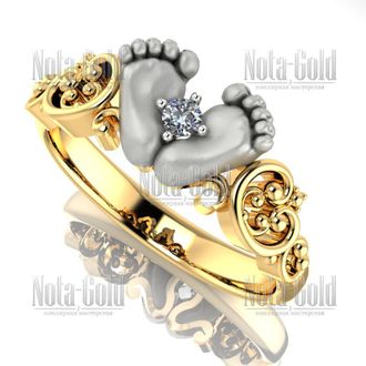 Двухцветное кольцо с бриллиантом с ножками ребёнка обрамлёнными узором