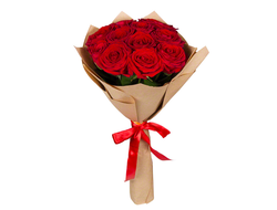 11 красных роз (70 см) в крафт бумаге