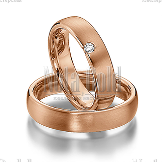 Классические обручальные кольца из красного золота с бриллиантом у края женского кольца