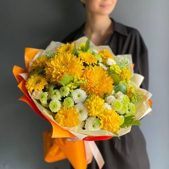 ЯРКИЙ БУКЕТ С ОДНОГОЛОВЫМИ ХРИЗАНТЕМАМИ, КУСТОВОЙ ХРИЗАНТЕМОЙ, ГЕРБЕРОЙ И ЭУСТОМОЙ - (АРТ. С83)