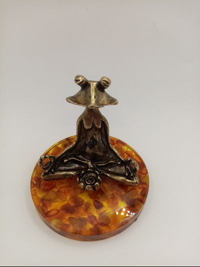 Лягушка на подставке