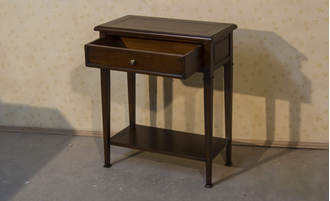 Тумба высокая на прямых точеных ножках.