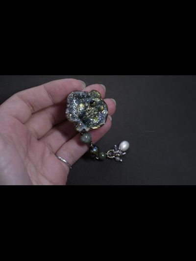 "Ночь перед волшебством", мини-брошь с лягушкой, жемчужиной и натуральными камнями