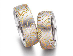 Обручальные кольца с ажурным узором из белого золота с золочением и бриллиантами