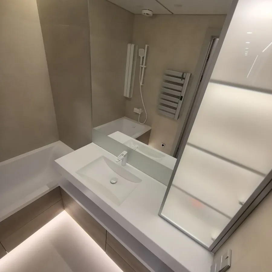 Ванная комната, экран из плитки. Чехова 12