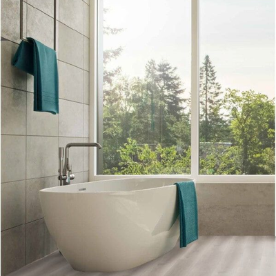 Декор ламината Wineo Дуб Премиум Серый LA168XXLV4 в интерьере ванной