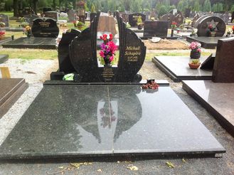 Современный  памятник на могилу на двоих с вазой