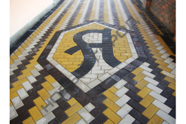 Тротуарная плитка "Кирпич" сочетание цветов - коричневый, желтый и белый на белом цементе. Частный дом пос. Константиновка