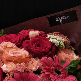 Яркий авторский букет: герберы, пионовидные розы, диантус. Алый букет, красный букет