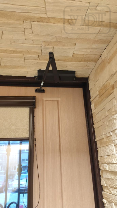 №84. Входная дверь (профильная конструкция + стеклопакет с ковкой)