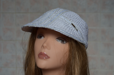 belaya-beysbolka-zhenskaya-kupit-v-magazine-zhenskih-beysbolok