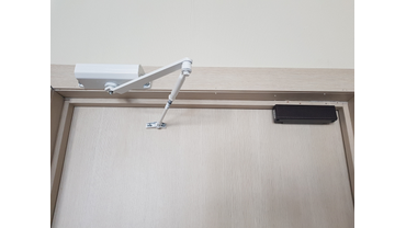 Настройка доводчика и проверка системы.