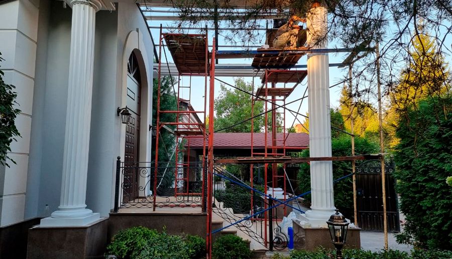 Фасадные колонны на вход