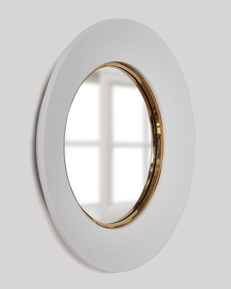 Зеркало круглое в белой широкой раме с золотым ободком внутри.
